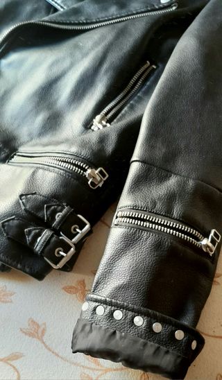 Cazadora negra Zara unisex con tachuelas