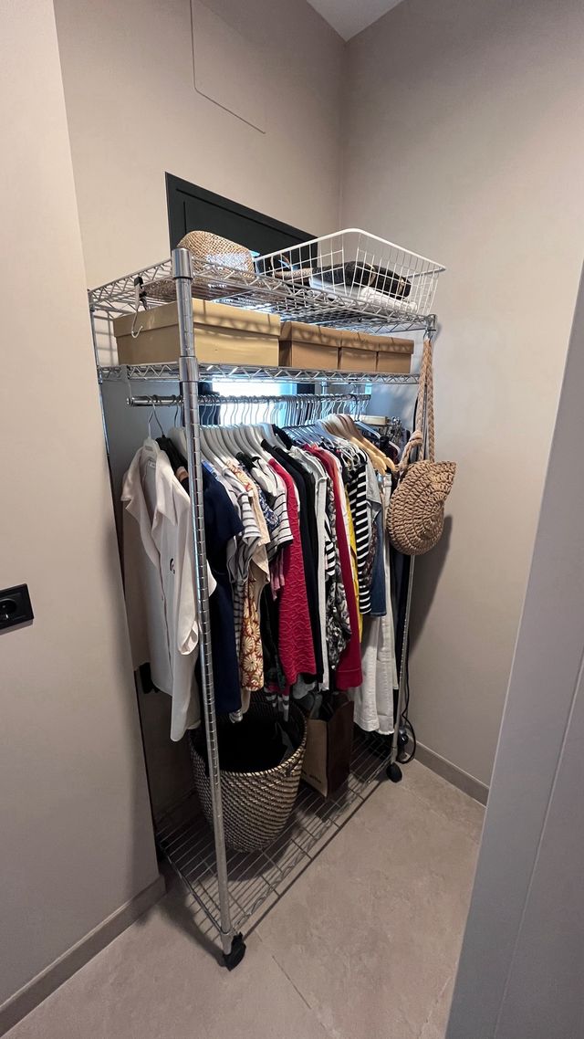 Perchero metálico con ruedas