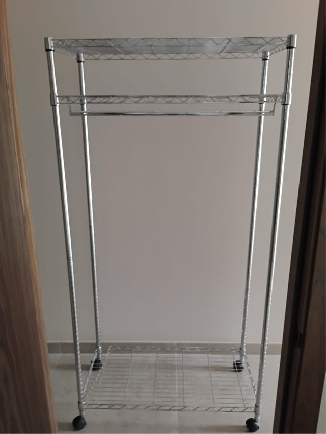Perchero metálico con ruedas