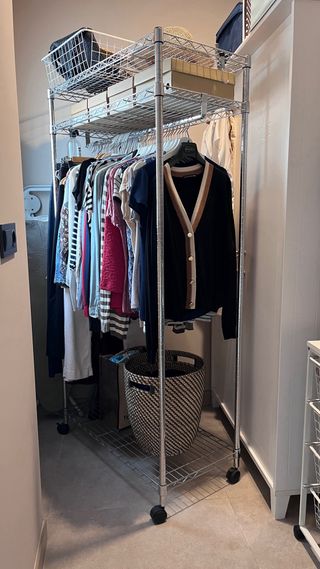 Perchero metálico con ruedas