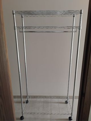 Perchero metálico con ruedas