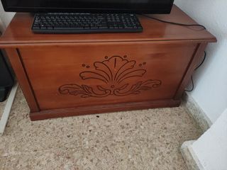 Baúl madera marrón antiguo