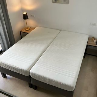 2 Camas completas - Base, colchón, sábanas