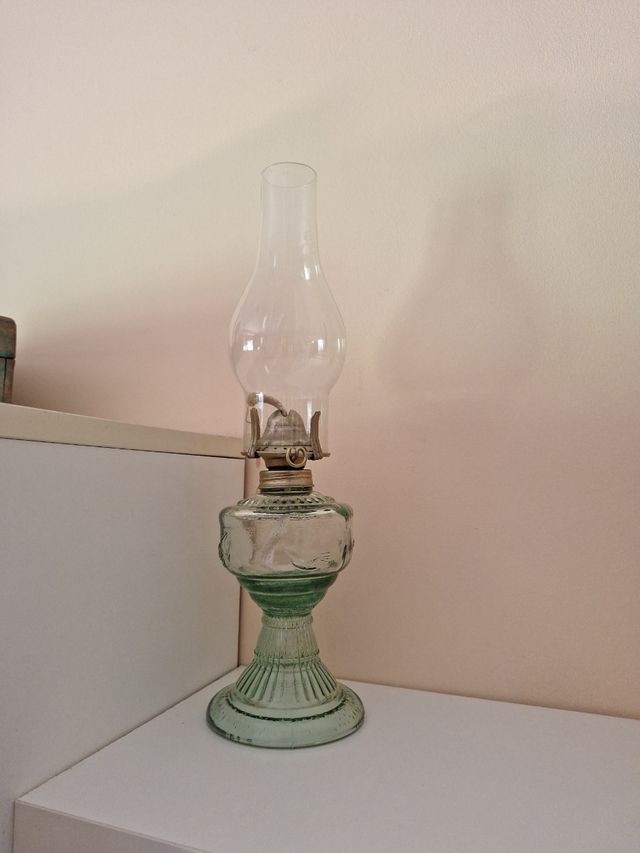 Quinqué antiguo de cristal.