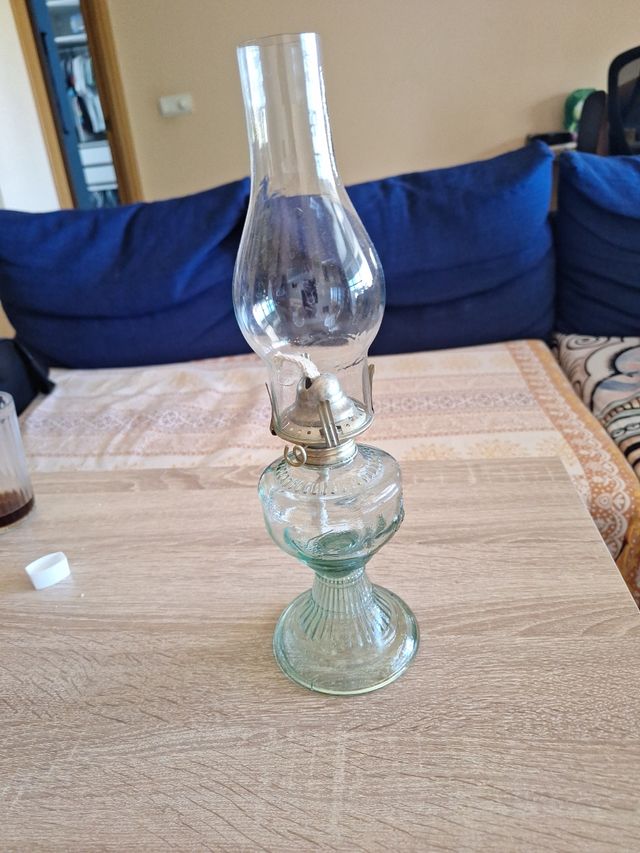 Quinqué antiguo de cristal.