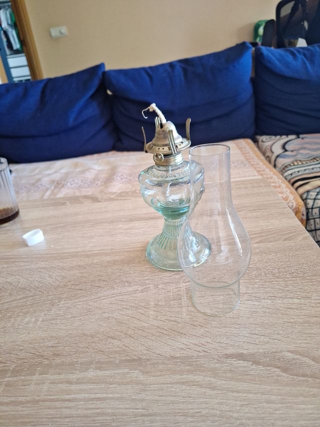 Quinqué antiguo de cristal.