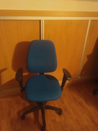 Silla oficina azul con reposabrazos - cómoda.