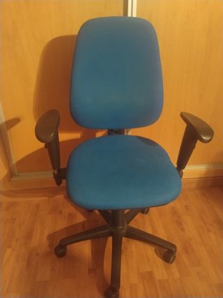 Silla oficina azul con reposabrazos - cómoda.