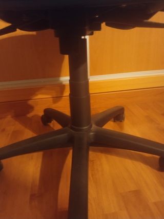 Silla oficina azul con reposabrazos - cómoda.