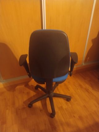 Silla oficina azul con reposabrazos - cómoda.