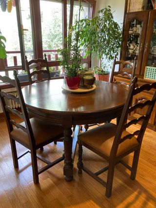 Mesa comedor vintage de madera maciza y 4 sillas. 
