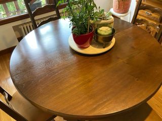 Mesa comedor vintage de madera maciza y 4 sillas. 