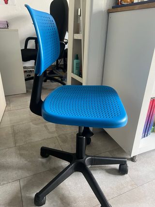 Silla giratoria azul y negra