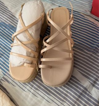 Sandalias cuña beige