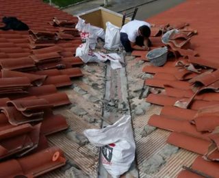 Se realizan trabajos de reparaciones de tejados 