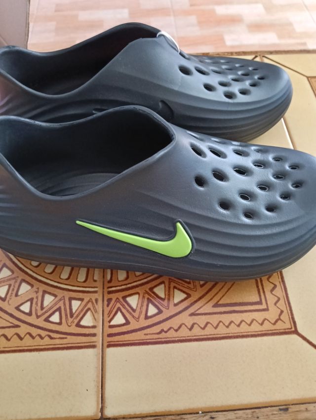 Chanclas Nike negras-verdes