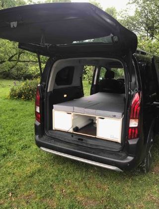 Mueble camper para furgoneta con cama y cocina