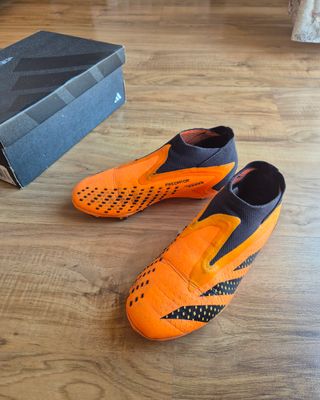 Adidas Predator Accuracy+ FG J - 34
Gama alta.
