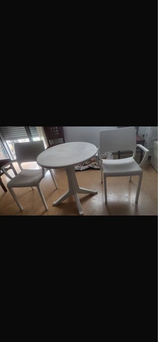 Mesa+2 sillas blancas plástico