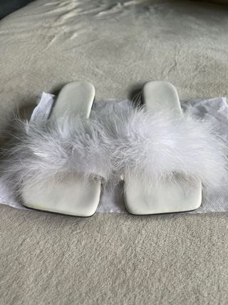 Sandalias blancas con pelo, sin uso.