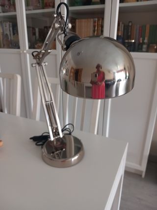 Flexo Ikea metalico plateado. Buen estado. 