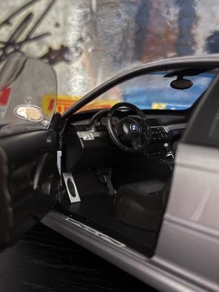 BMW M3 CSL (1:18) - Modelo a Escala Solido