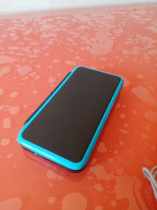 Nintendo 2DS XL negra y azul