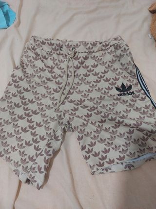 Shorts Adidas beige-marrón