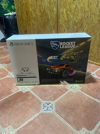 Xbox One consola blanca + mando rojo