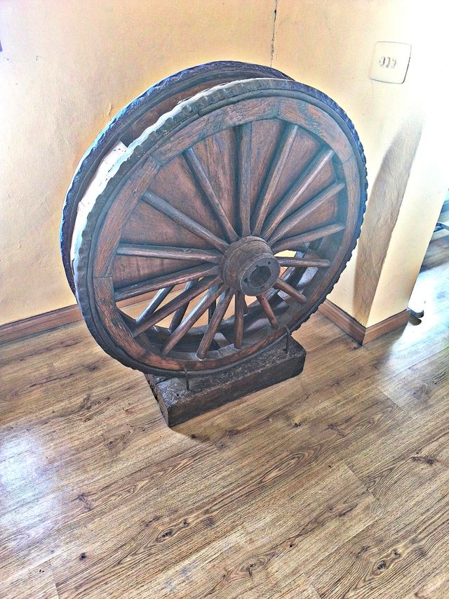 Rueda de carro antigua de madera
