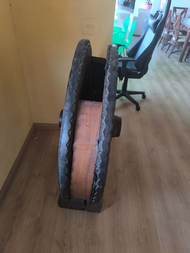 Rueda de carro antigua de madera