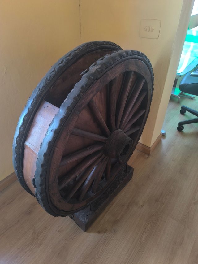 Rueda de carro antigua de madera