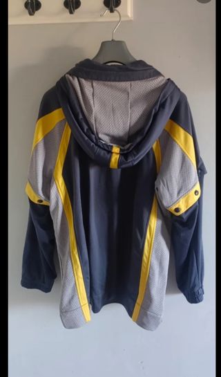 Chaqueta Fila deportiva azul y amarilla