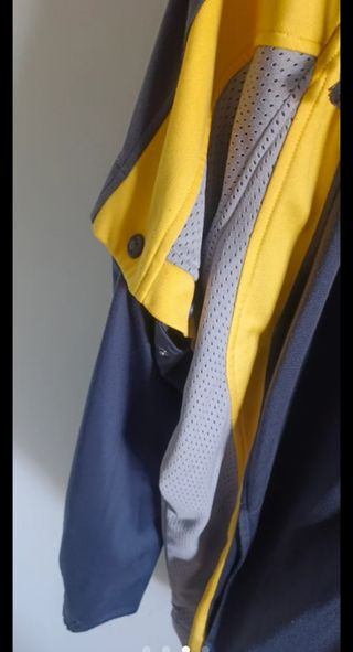 Chaqueta Fila deportiva azul y amarilla