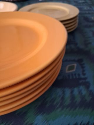 Vajilla Fun Factory amarilla y naranja.