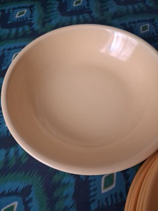 Vajilla Fun Factory amarilla y naranja.