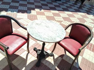 4 mesas redonda y 11 sillas






