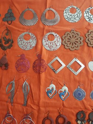 Bisutería artesanal  50 unidades × 30€