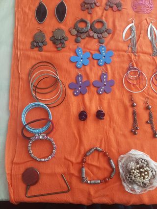 Bisutería artesanal  50 unidades × 30€