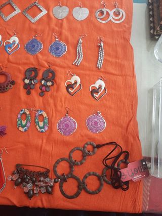 Bisutería artesanal  50 unidades × 30€