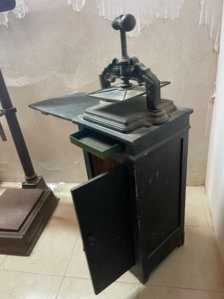 MUEBLE CON PRENDA ANTIGUA DE LIBROS S.XIX