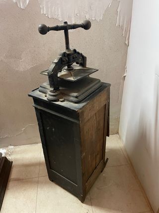 MUEBLE CON PRENDA ANTIGUA DE LIBROS S.XIX