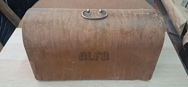 Máquina Alfa de coser: tapa madera