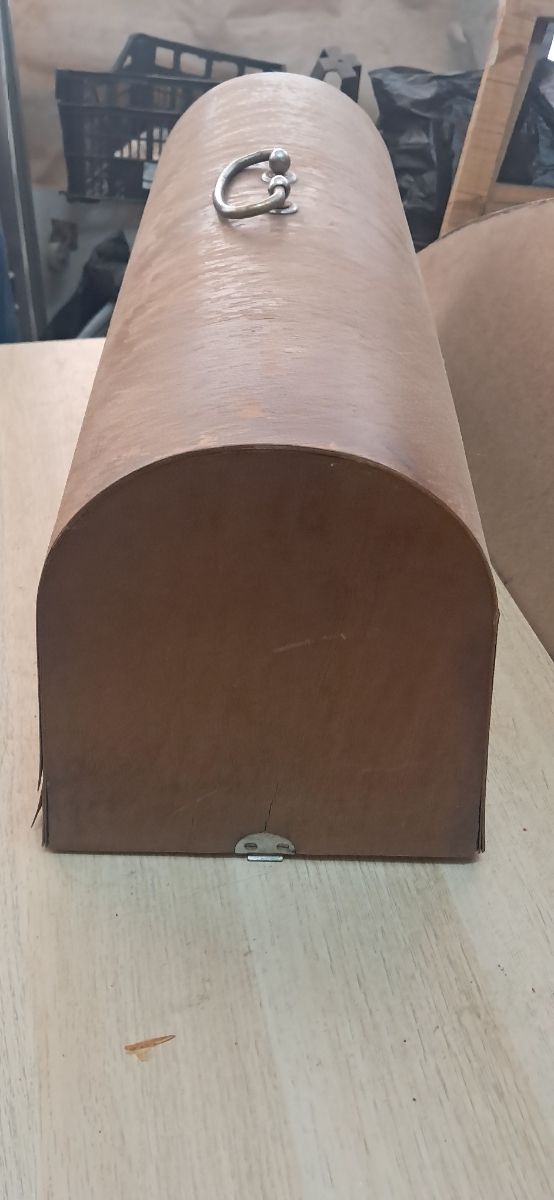 Máquina Alfa de coser: tapa madera