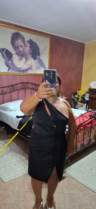 Vestito nero monospalla elegante