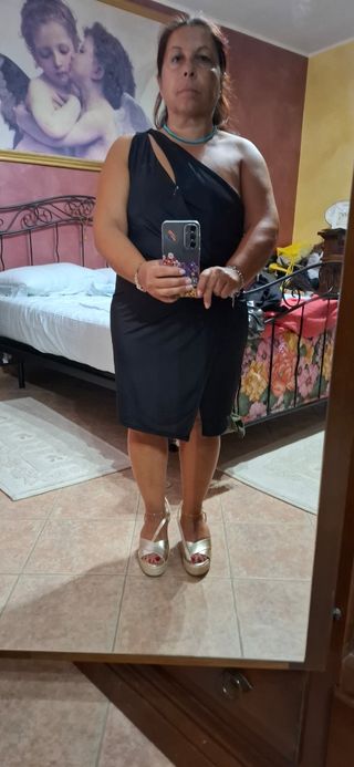 Vestito nero monospalla elegante