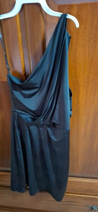 Vestito nero monospalla elegante