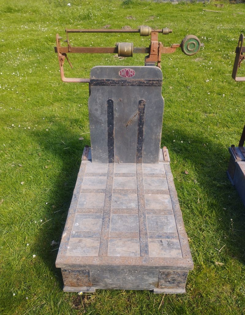 Antigua Báscula de Suelo Mor de 125kg de segunda mano por 125 EUR en  Lagostelle en WALLAPOP, image size:800x1029