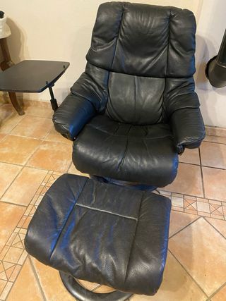 Butaca Stressless negra de pell + reposapeus