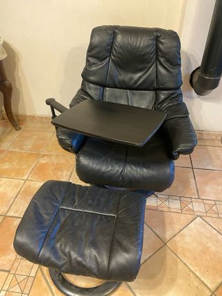 Butaca Stressless negra de pell + reposapeus